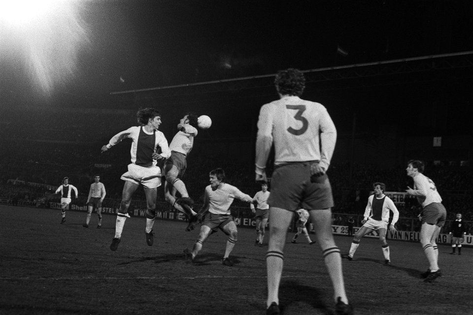 Johan Cruijff in kopduel met een Celtic-speler, Bestanddeelnr 924-3453