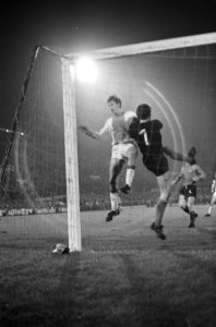 Johan Cruijff in duel met keeper Rynio, Bestanddeelnr 921-7317