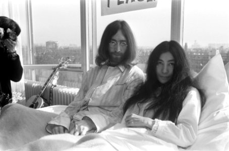 John Lennon en zijn echtgenote Yoko Ono op huwelijksreis in Amsterdam. John Lenn, Bestanddeelnr 922-2307