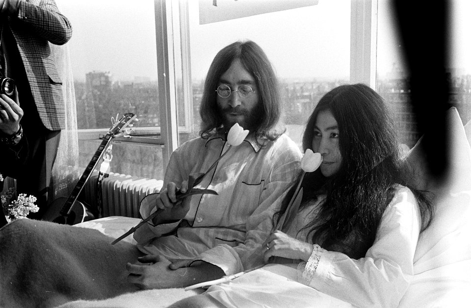 John Lennon en zijn echtgenote Yoko Ono op huwelijksreis in Amsterdam. John Lenn, Bestanddeelnr 922-2304