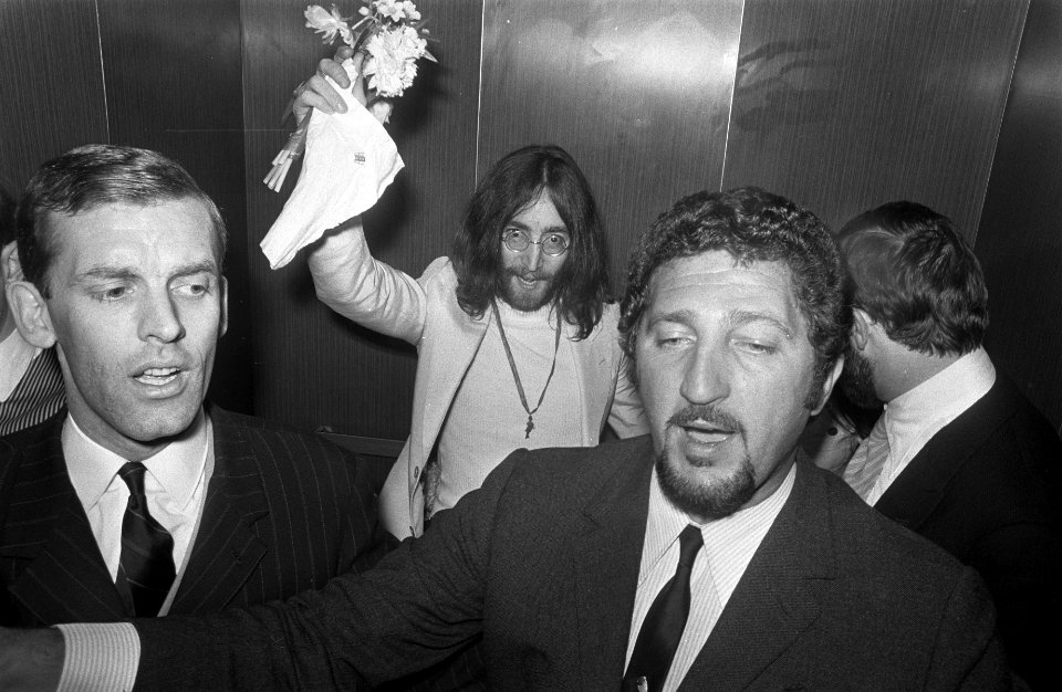John Lennon en Yoko Ono op huwelijksreis in Amsterdam John Lennon bij Hilton Hot, Bestanddeelnr 922-2262