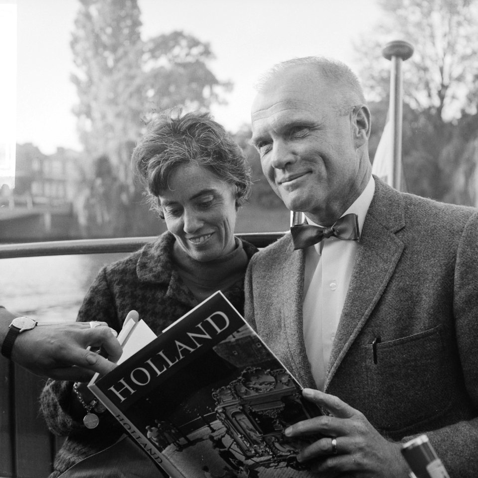 John Glenn en echtgenote Anna Margaret Castor bladerend door een boek over Neder, Bestanddeelnr 918-2879
