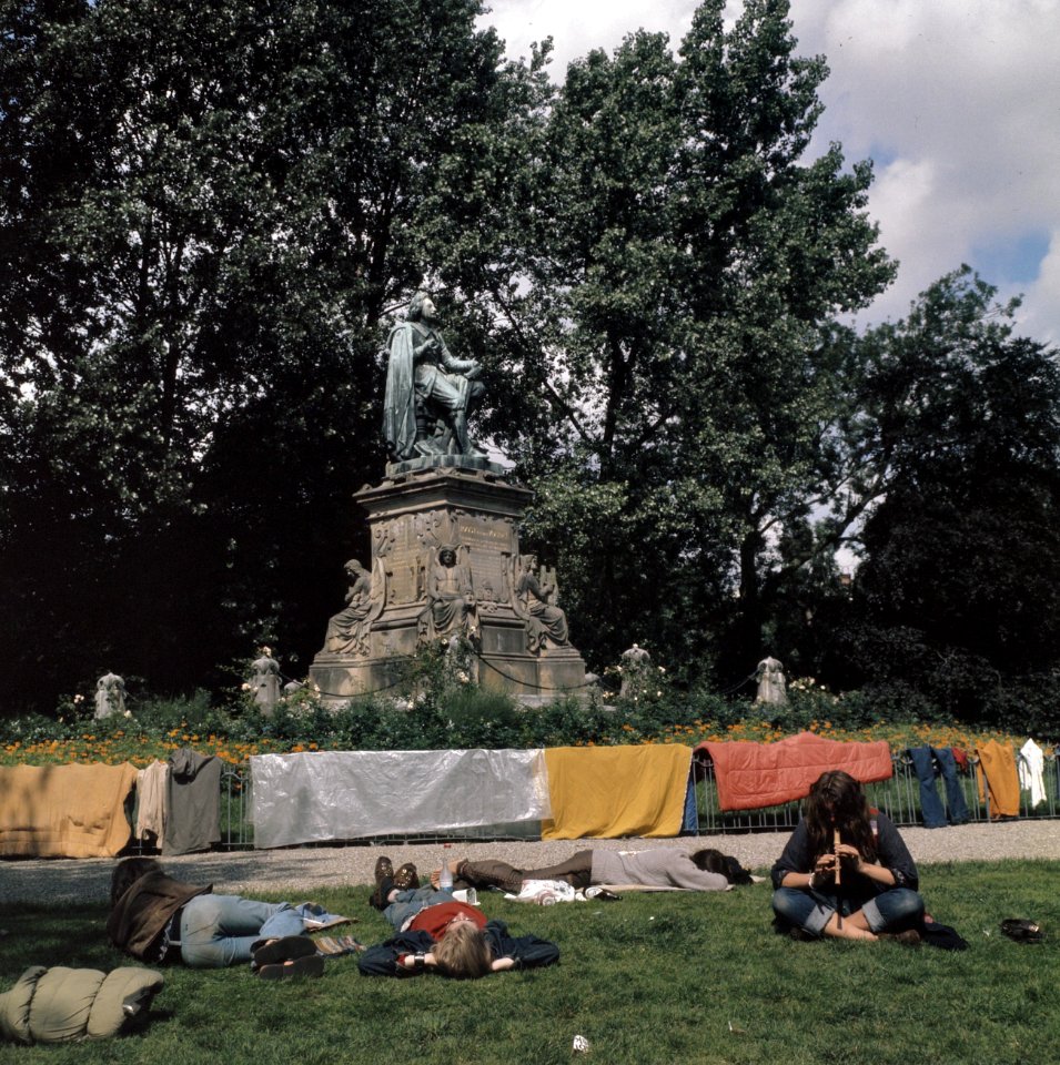 Jeugd in Amsterdam bij Monument op de Dam en in Vondelpark jeugd in Vondelpark , Bestanddeelnr 254-9300