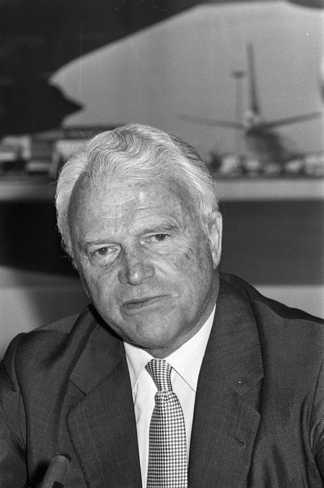 Jhr. mr. E. van Lennep terug van Curacao, waar hij de mogelijkheden van de olier, Bestanddeelnr 933-3980