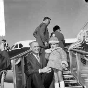John Glenn zittend op de vliegtuigtrap in gezelschap van zijn zoontje, Bestanddeelnr 918-2882