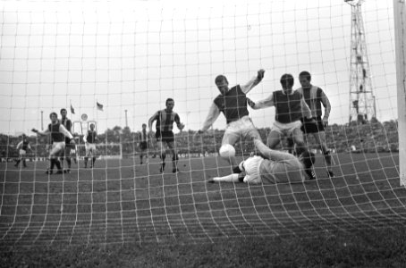 Jeuring van FC Twente scoort 1-0, keeper van Zoghel is verslagen, Bestanddeelnr 921-7243
