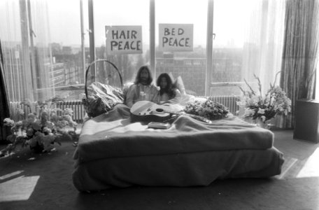 John Lennon en zijn echtgenote Yoko Ono op huwelijksreis in Amsterdam. John Lenn, Bestanddeelnr 922-2311