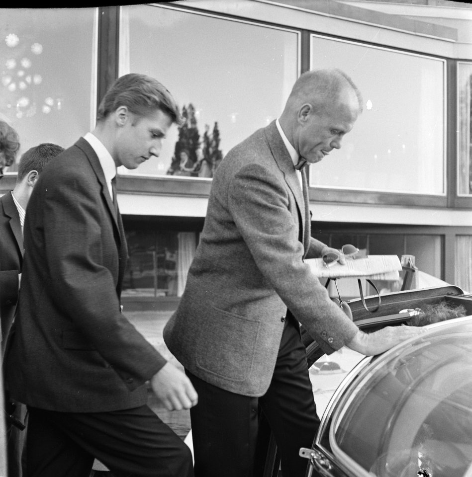 John Glenn in Amsterdam, tijdens het instappen in de rondvaartboot, Bestanddeelnr 918-2878