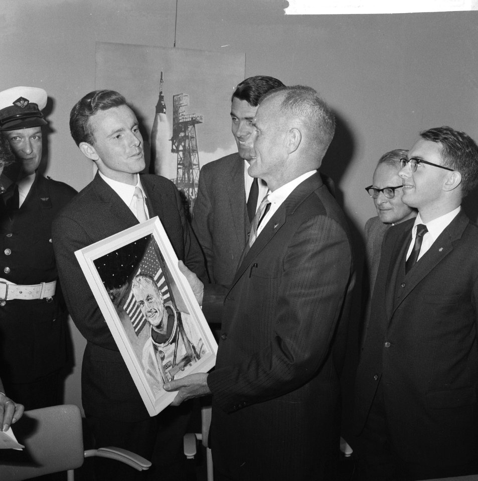 John Glenn, omringd door een aantal heren, krijgt een portet van zichzelf aangeb, Bestanddeelnr 918-2894