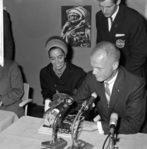 John Glenn gezeten achter een microfoon naast zich echtgenote Anna Margaret Cas, Bestanddeelnr 918-2897