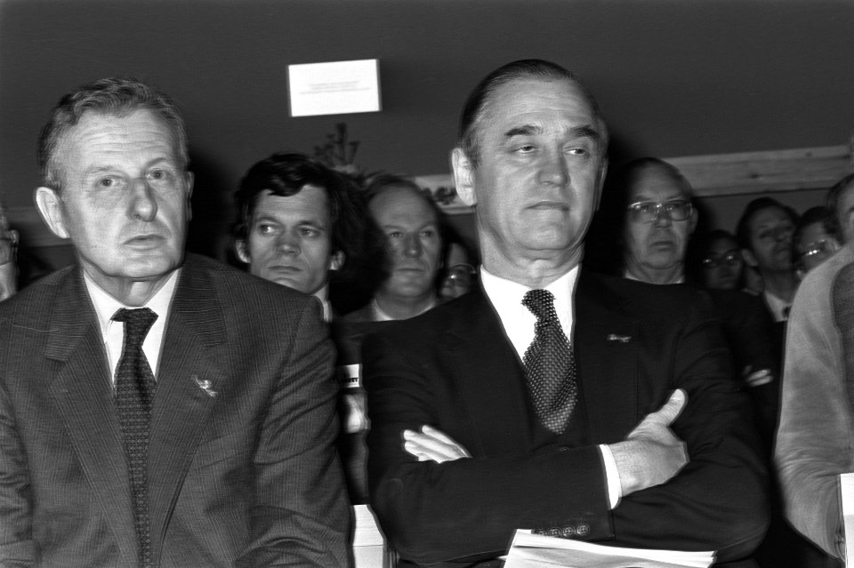 Jhr. mr. M. L. de Brauw opent energietentoonstelling in NINT De Brauw (r.) met p, Bestanddeelnr 931-8552