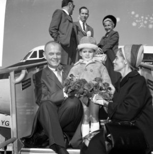 John Glenn met zijn vrouw Anna Margaret Castor en zoontje poserend op de vliegt…, Bestanddeelnr 918-2885