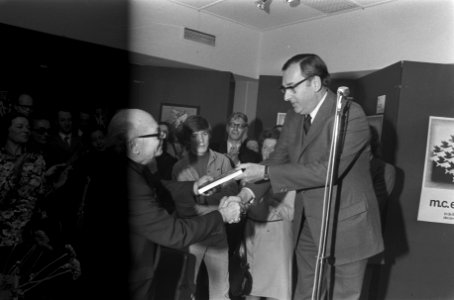 John Eylders met zijn boek Eylders tijdens persconferentie in Bijenkorf, Bestanddeelnr 925-2377