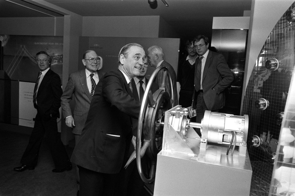 Jhr. mr. M. L. de Brauw opent energietentoonstelling in NINT door met handkracht, Bestanddeelnr 931-8551
