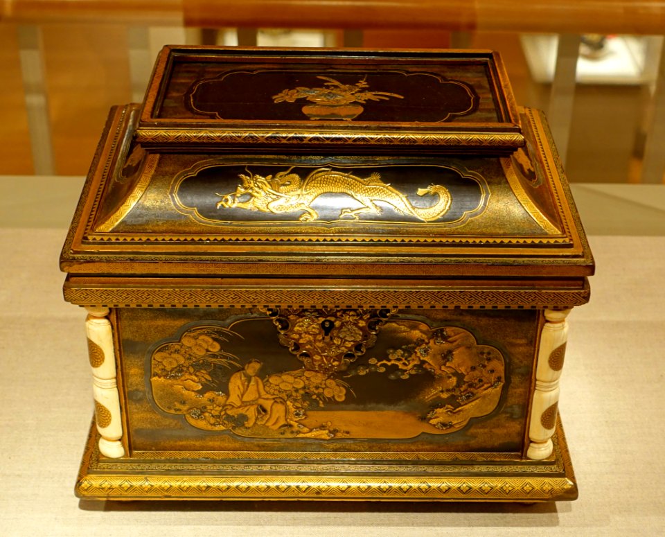 Jewel box, Japan, c. 1640 AD, lacquered wood, gold, ivory - Peabody Essex Museum - DSC07698