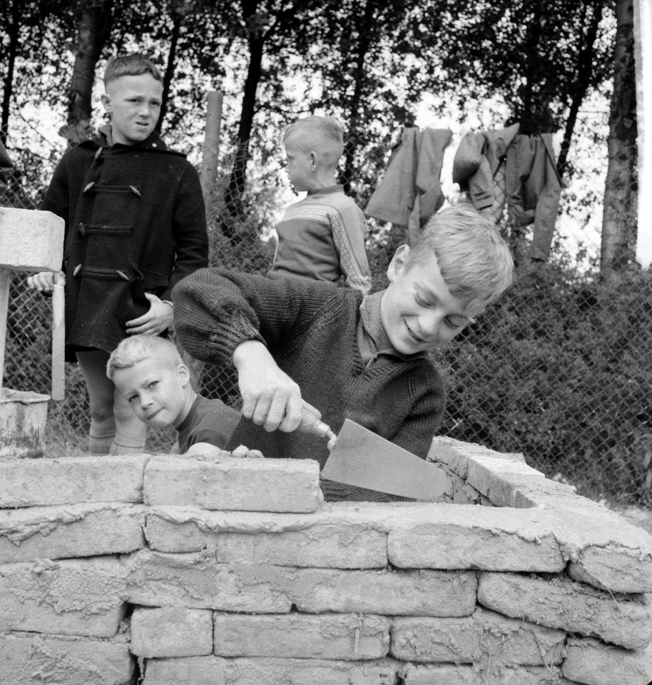 Jeugdland 61 Jongens aan het metselen, Bestanddeelnr 912-7557