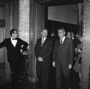 John Glenn (links) in gezelschap van burgemeester Thomassen, Bestanddeelnr 918-2945