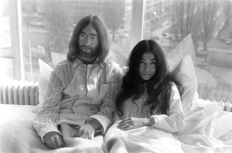John Lennon en zijn echtgenote Yoko Ono op huwelijksreis in Amsterdam. John Lenn, Bestanddeelnr 922-2305