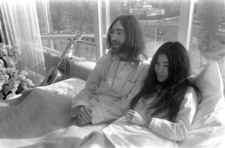 John Lennon en zijn echtgenote Yoko Ono op huwelijksreis in Amsterdam. John Lenn, Bestanddeelnr 922-2317