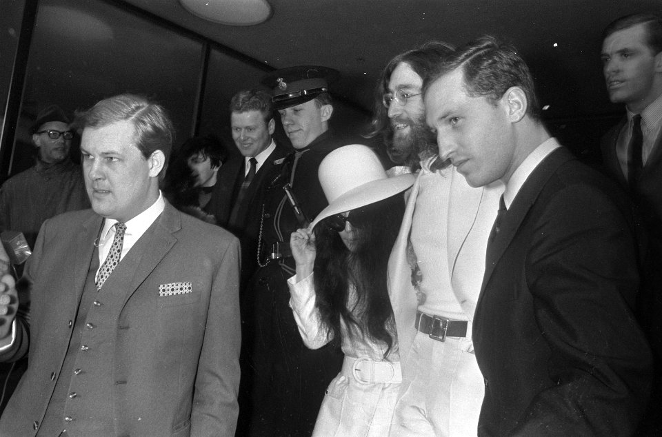 John Lennon en echtgenote Yoko Ono verlaten het Hilton Hotel te Amsterdam omring, Bestanddeelnr 922-2489