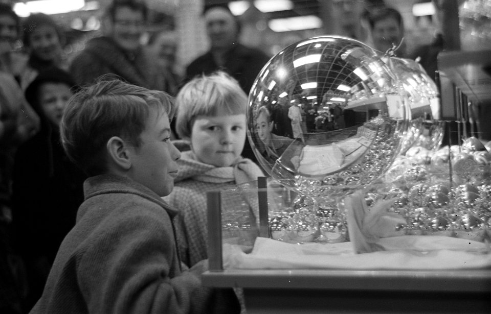 Jeugd bewondert kerstversiering, Bestanddeelnr 910-8867