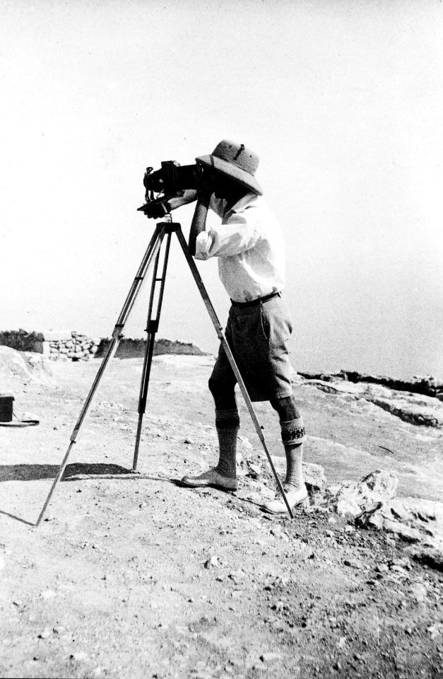 John Lindros fotograferar. Vouni. kamera. Galini - SMVK - C02192