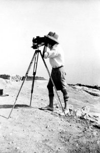 John Lindros fotograferar. Vouni. kamera. Galini - SMVK - C02192