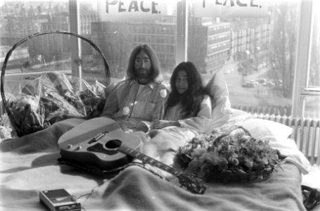 John Lennon en zijn echtgenote Yoko Ono op huwelijksreis in Amsterdam. John Lenn, Bestanddeelnr 922-2309 photo