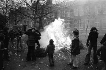 Jeugd verbrandt kerstbomen op Van Oldenbarneveldtplein Amsterdam, Bestanddeelnr 926-1313