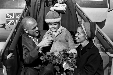 John Glenn met echtgenote Anna Margaret Castor en zoontje op de vliegtuigtrap, Bestanddeelnr 918-2902