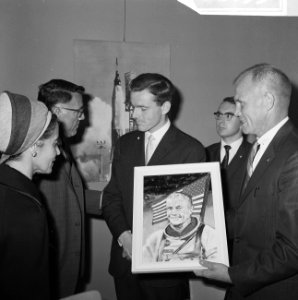 John Glenn, omringd door zijn echtgenote Anna Margaret Castor en een aantal here, Bestanddeelnr 918-2895