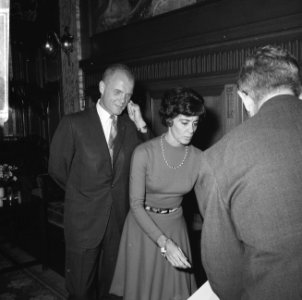 John Glenn en echtgenote in gezelschap van de burgemeester (op de rug gezien), Bestanddeelnr 918-2942