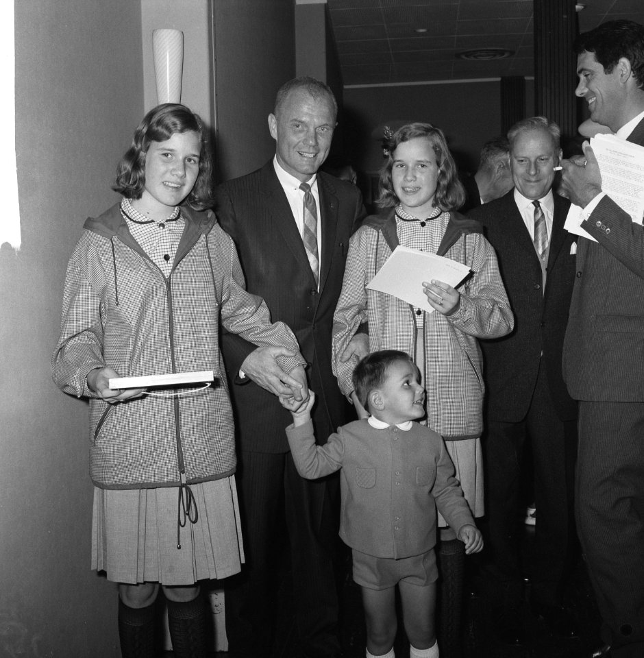 John Glenn in gezelschap van een kleine jongen en twee meisjes, Bestanddeelnr 918-2903