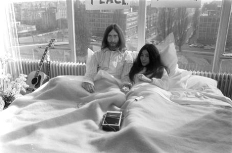 John Lennon en zijn echtgenote Yoko Ono op huwelijksreis in Amsterdam. John Lenn, Bestanddeelnr 922-2313