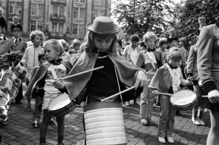 Jeugdbands en kinderen met eigengemaakte trommels bij het beurstrommelen. Een tr, Bestanddeelnr 931-6764