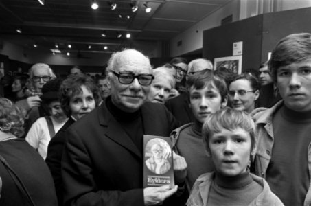 John Eylders met zijn boek Eylders tijdens persconferentie in Bijenkorf, Bestanddeelnr 925-2375