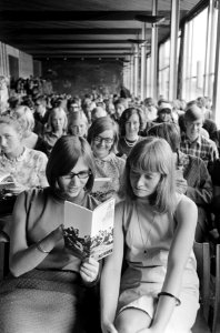 Jeugdfestival Velp. Deelnemers krijgen hun programma, Bestanddeelnr 920-5993