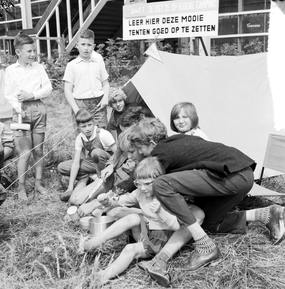 Jeugdhal in Energiehal. Kampeerders oefenen, Bestanddeelnr 912-7449