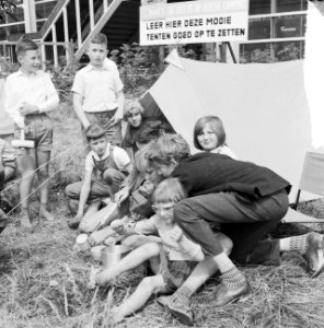 Jeugdhal in Energiehal. Kampeerders oefenen, Bestanddeelnr 912-7449
