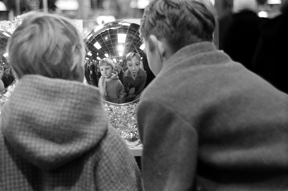 Jeugd bewondert kerstversiering, Bestanddeelnr 910-8869