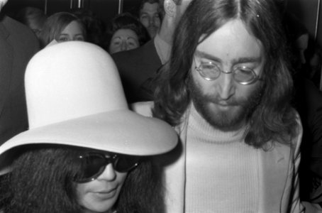 John Lennon en echtgenote Yoko Ono verlaten het Hilton Hotel te Amsterdam, Bestanddeelnr 922-2491 photo