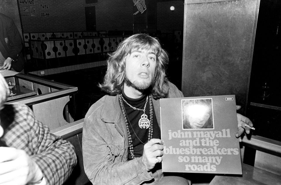 John Mayall met zijn Bluesbreakers in Amsterdam. John Mayall met lp So many roa, Bestanddeelnr 920-8325