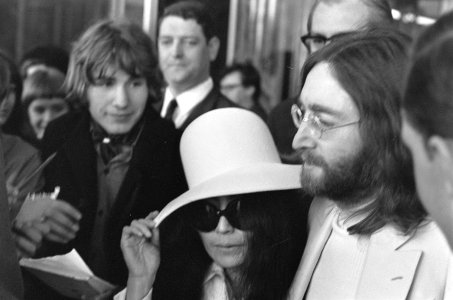 John Lennon en echtgenote Yoko Ono verlaten het Hilton Hotel te Amsterdam, omrin, Bestanddeelnr 922-2493 photo