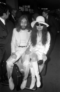 John Lennon en echtgenote Yoko Ono vertrekken van Schiphol naar Wenen in de vert, Bestanddeelnr 922-2494 photo