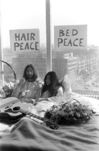 John Lennon en zijn echtgenote Yoko Ono op huwelijksreis in Amsterdam. John Lenn, Bestanddeelnr 922-2308