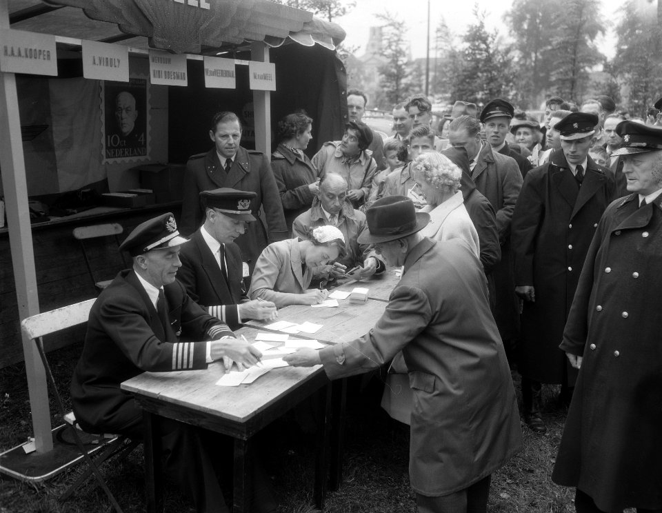 Jeugd luchtvaartdag actie Den Haag , aankomst heer L. Neher per zweefvliegtuig, Bestanddeelnr 906-6784