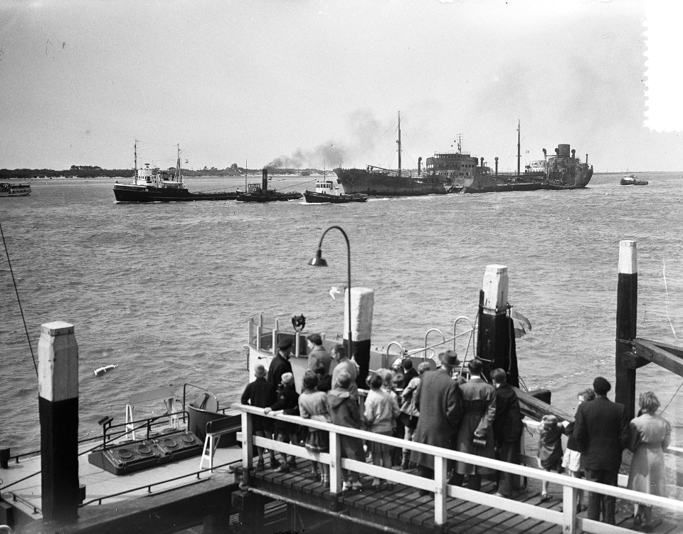 Johannes Hus in de Nieuwe Waterweg bij de Berghaven bij Hoek van Holland. Het , Bestanddeelnr 907-1782