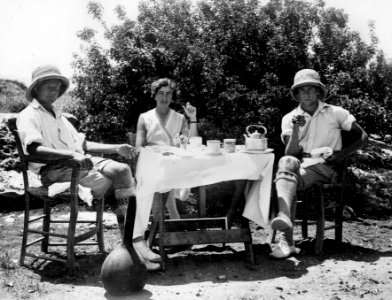 John Lindros, Vivi Gjerstad och Alfred Westholm vid frukostbordet. Vouni. Galini - SMVK - C01669