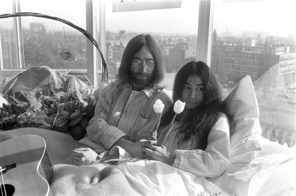 John Lennon en zijn echtgenote Yoko Ono op huwelijksreis in Amsterdam. John Lenn, Bestanddeelnr 922-2310