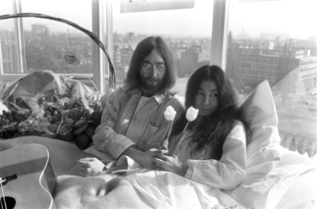 John Lennon en zijn echtgenote Yoko Ono op huwelijksreis in Amsterdam. John Lenn, Bestanddeelnr 922-2310